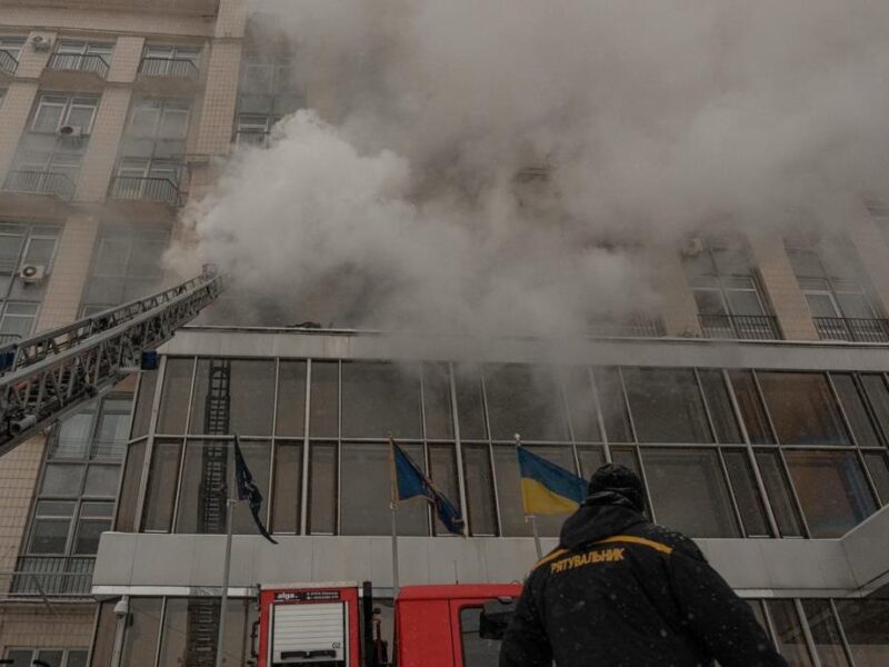 У центрі Києва спалахнула пожежа в готелі