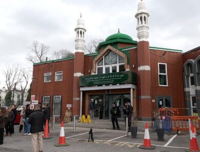 У Великобританії затримали чоловіка, що прийшов до мечеті з сокирою