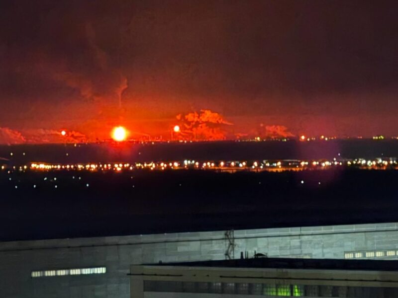 У Волгограді ефектно палає НПЗ