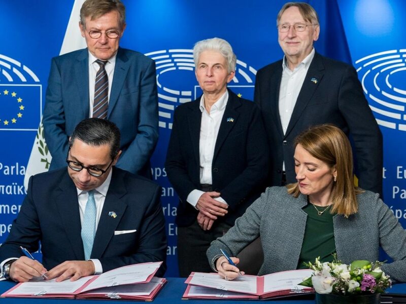 У ЄП підписали кредит для України на 90 млрд євро