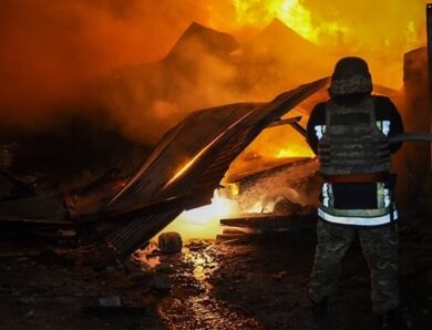 У Запоріжжі після атаки РФ спалахнула пожежа