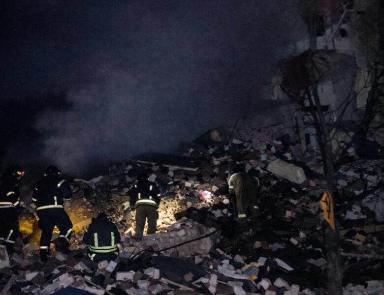 Удар по Дніпропетровщині: під завалами є люди