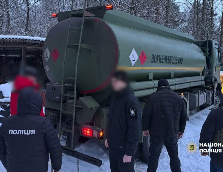 Поліцейські викрили схему розкрадання пального, призначеного для охорони державного кордону
