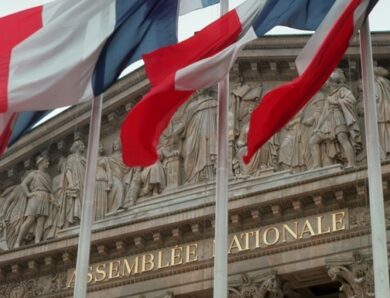 Уряд Франції пережив два вотуми недовіри