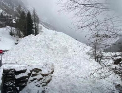 В Альпах сталося кілька сходжень лавин: з рейок зійшов поїзд
