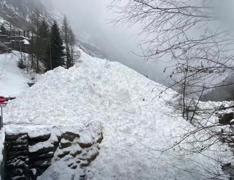 В Альпах сталося кілька сходжень лавин: з рейок зійшов поїзд