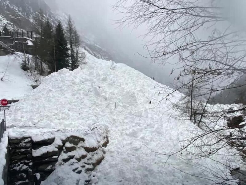 В Альпах сталося кілька сходжень лавин: з рейок зійшов поїзд