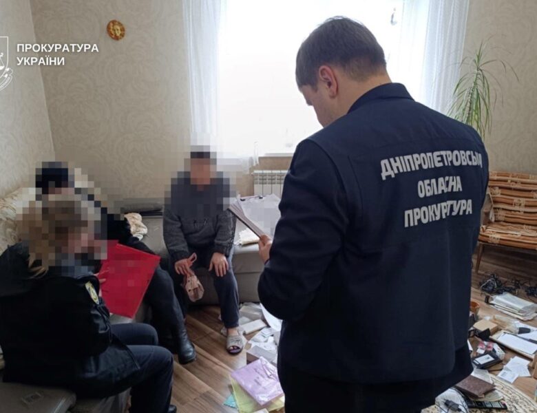 В Дніпрі батьків-вихователів підозрюють у катуванні шести дітей