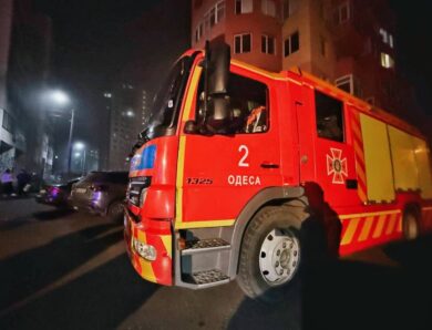 В Одесі горять будинки, СТО і магазин, є поранені