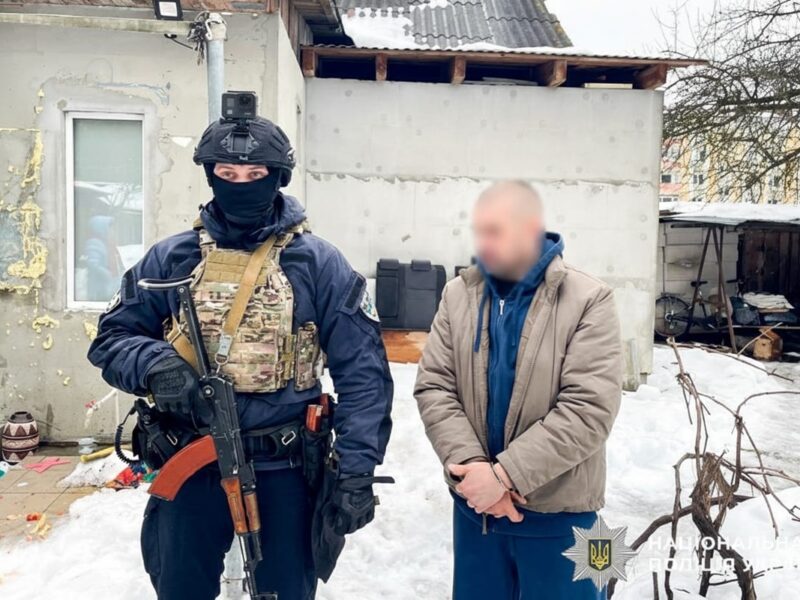 Викрав авто з полігону і відстрілювався: затримання дезертира