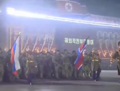 Військові КНДР йшли на параді під прапором РФ: Україна іронічно відповіла