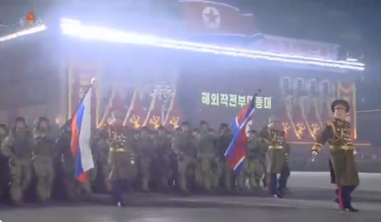 Військові КНДР йшли на параді під прапором РФ: Україна іронічно відповіла