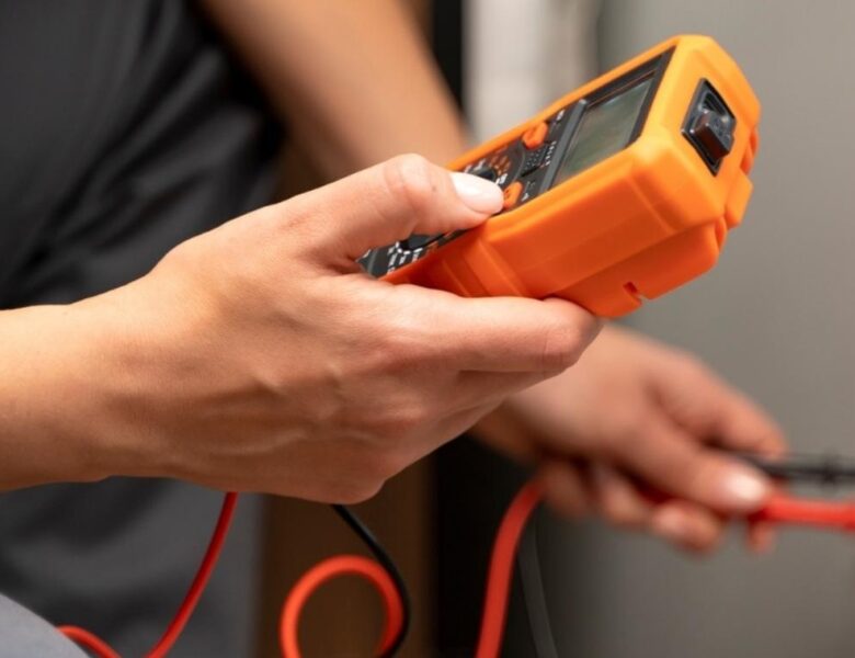 Як виміряти напругу в розетці в домашніх умовах