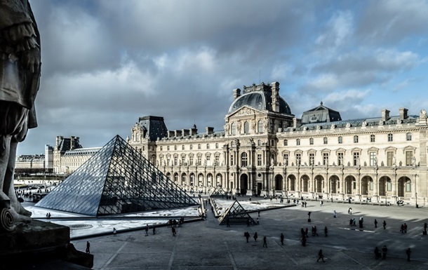 Затримано підозрюваних у мільйонному шахрайстві з квитками у Лувр