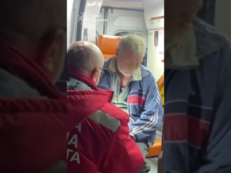 «Мамо!»: рятувальники шукають рідних під завалами у Запоріжжі