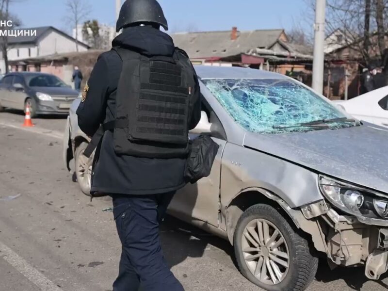 росіяни завдали прицільного удару БпЛА по проїзній частині однієї з вулиць Сум