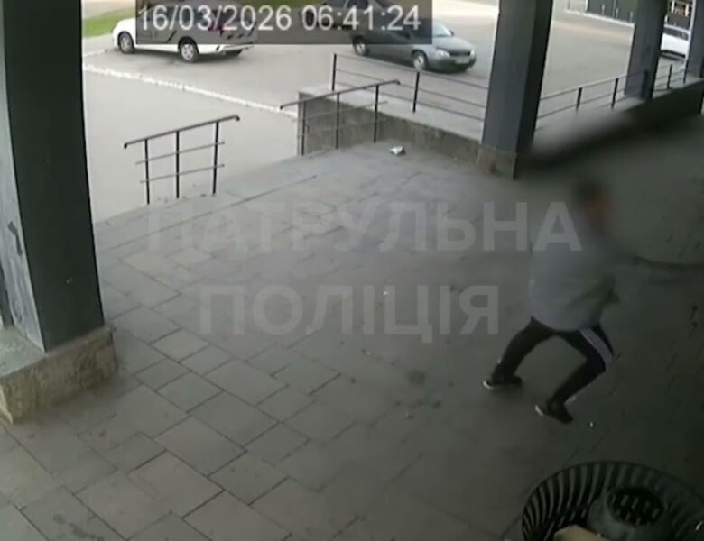 Поліцейський застосував табельну вогнепальну зброю для відбиття нападу: обставини встановлюються