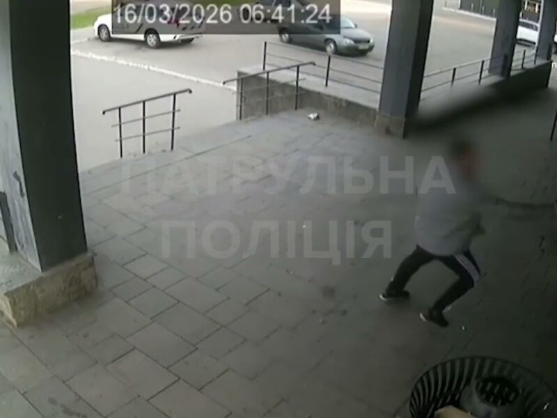 Поліцейський застосував табельну вогнепальну зброю для відбиття нападу: обставини встановлюються