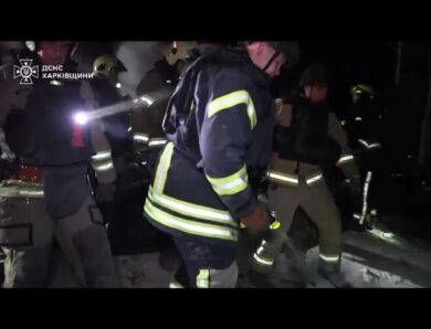 Харків: З-під завалів 5-поверхівки рятувальниками деблоковано тіла чотирьох загиблих людей.