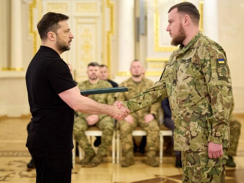 Володимир Зеленський вручив державні нагороди з нагоди Дня українського добровольця