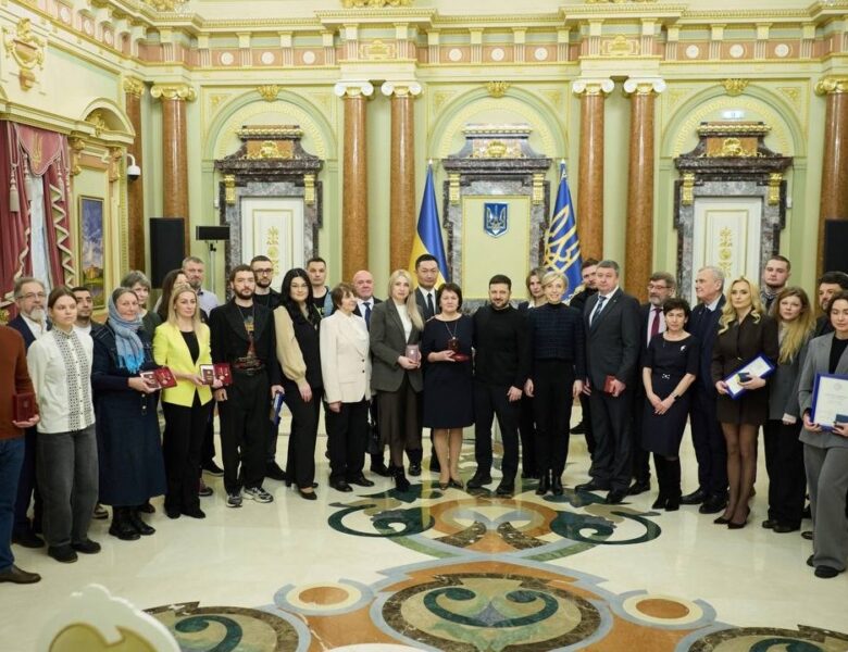 Володимир Зеленський вручив державні нагороди громадянам, які роблять країну сильнішою