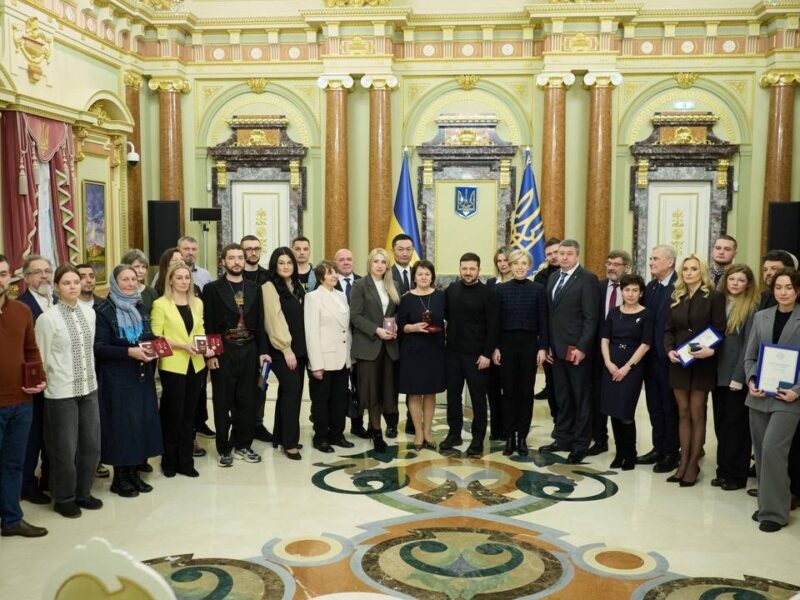 Володимир Зеленський вручив державні нагороди громадянам, які роблять країну сильнішою