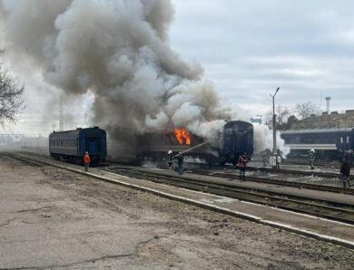 Безпілотник атакував вагон потягу у Миколаєві