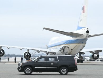 Біля літака Трампа помітили невідомий дрон