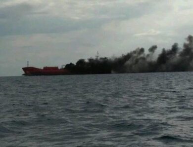 Біля Оману внаслідок ураження загорівся нафтовий танкер, є постраждалі