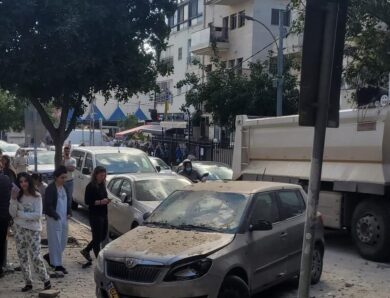 Частини іранської ракети впали під посольством України в Ізраїлі