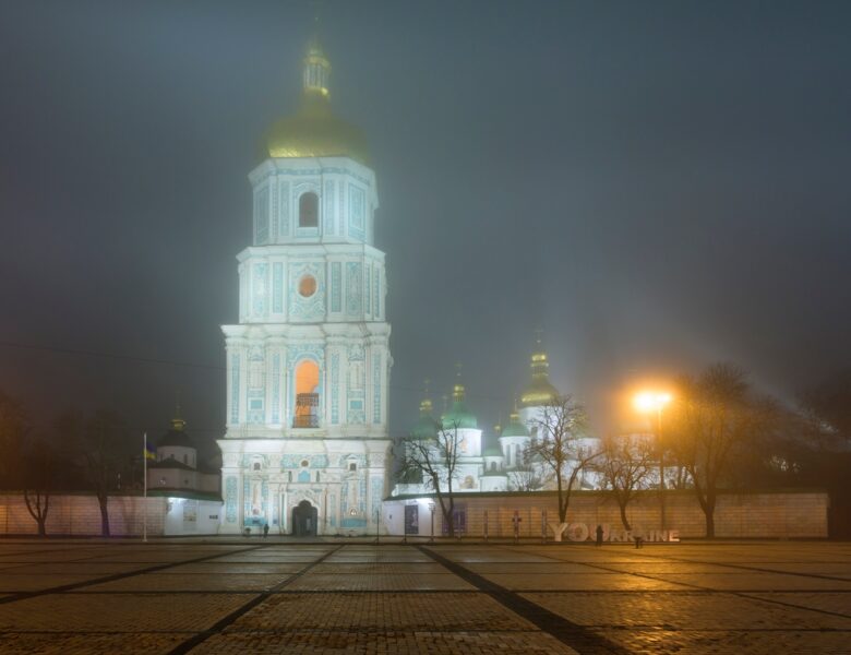 Часткові відключення світла продовжили на середу