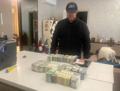 ДБР: Підприємець дав неправдиві свідчення, щоб “відбілити” чиновницю