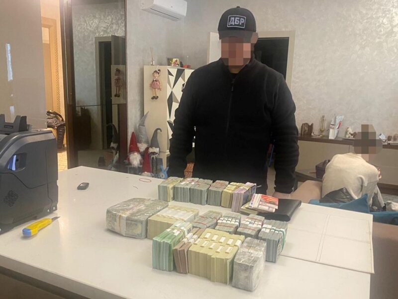 ДБР: Підприємець дав неправдиві свідчення, щоб “відбілити” чиновницю