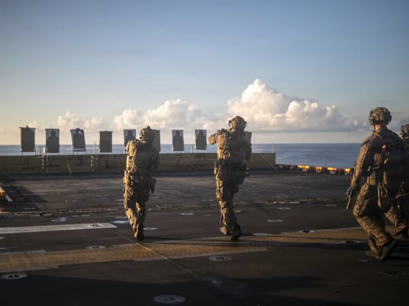 Дедлайн Трампа: до Ормузької протоки направляються тисячі морпіхів США