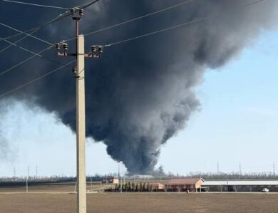 Дим простягається на сотні метрів: у РФ горить склад із пальним