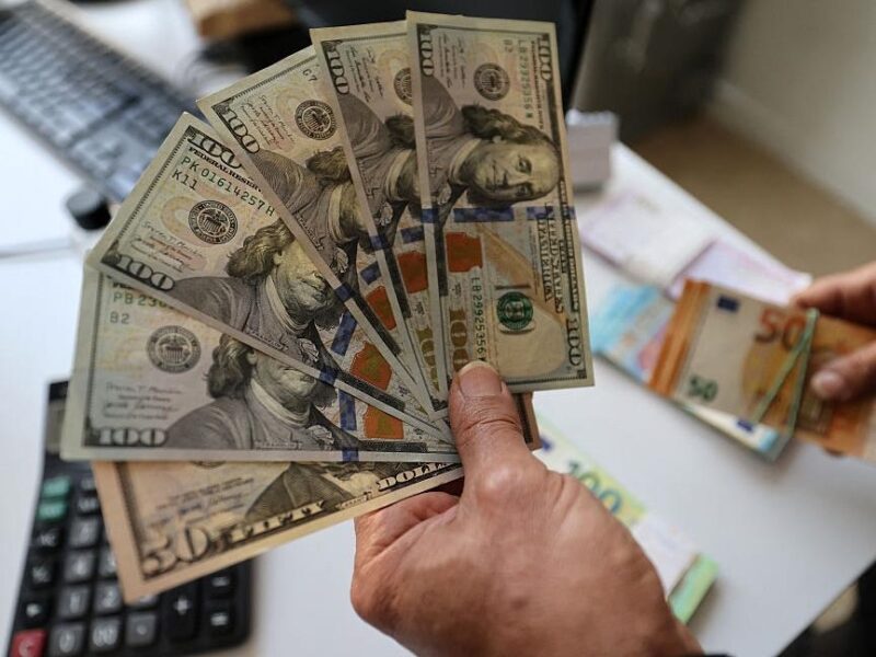 Долар і євро подешевшали в обмінниках
