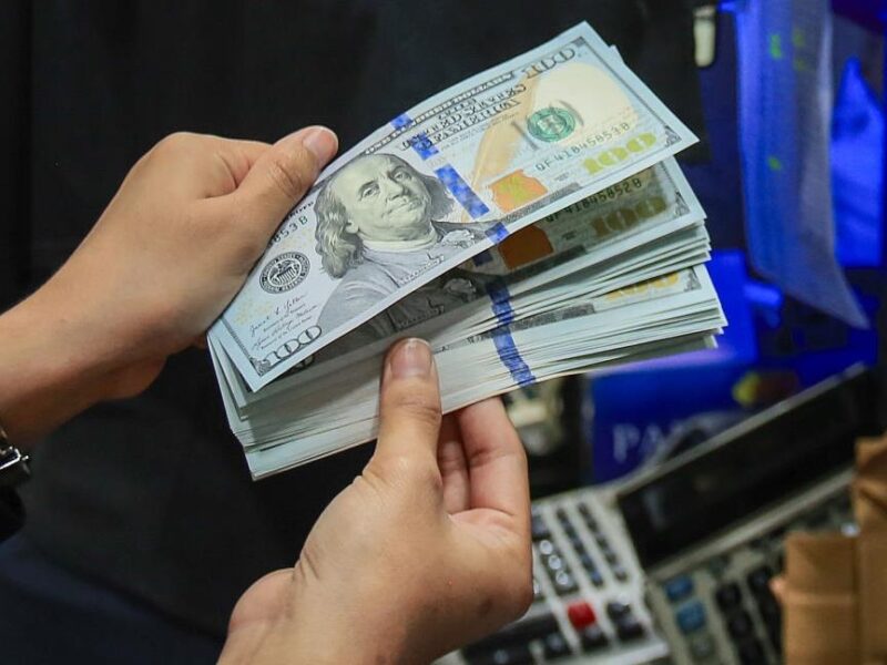 Долар в Україні за крок до психологічного рубежу