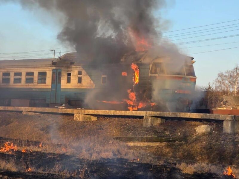 Дрон РФ влучив у пасажирський поїзд біля Сум