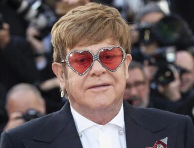 Елтон Джон показався з чоловіком і синами на новому портреті