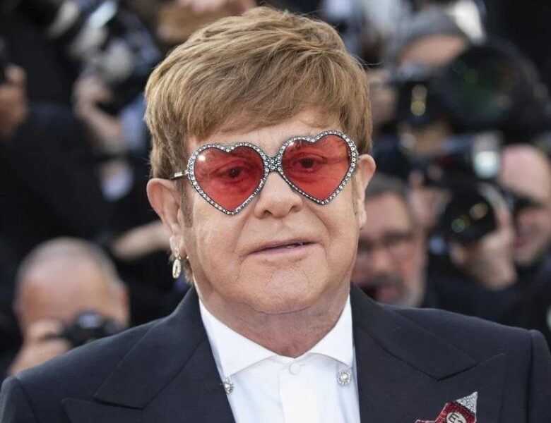 Елтон Джон показався з чоловіком і синами на новому портреті