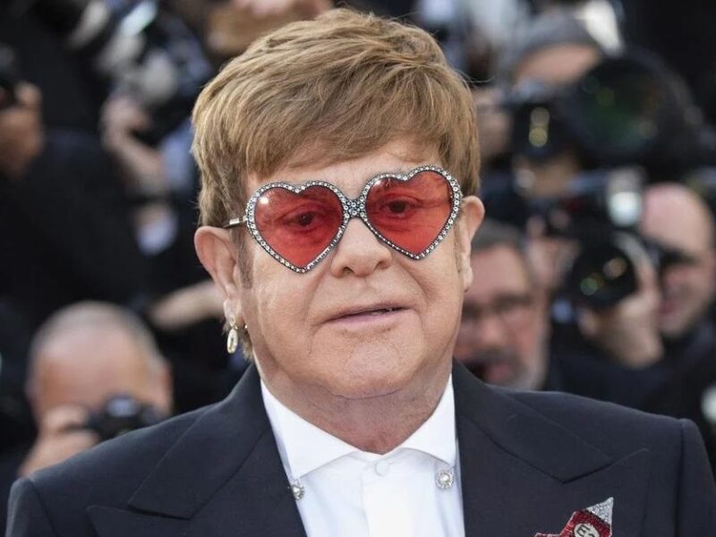 Елтон Джон показався з чоловіком і синами на новому портреті