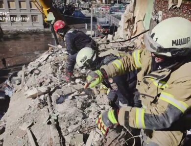 У Харкові тривають пошуково-рятувальні роботи на місці російського ракетного удару