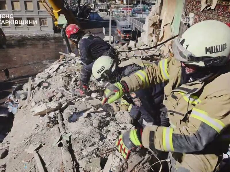 У Харкові тривають пошуково-рятувальні роботи на місці російського ракетного удару