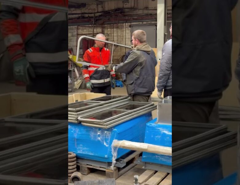 У Києві оновлюють трамваї: у Дарницькому депо капітально ремонтують вагон Tatra T3