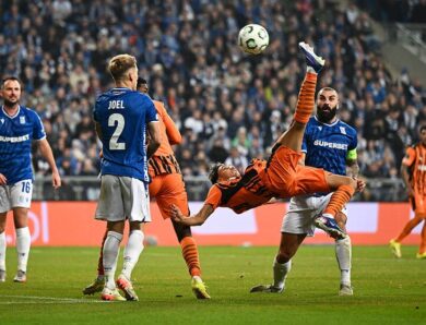 Гол хавбека Шахтаря, який забив Леху у падінні через себе, визнано кращим