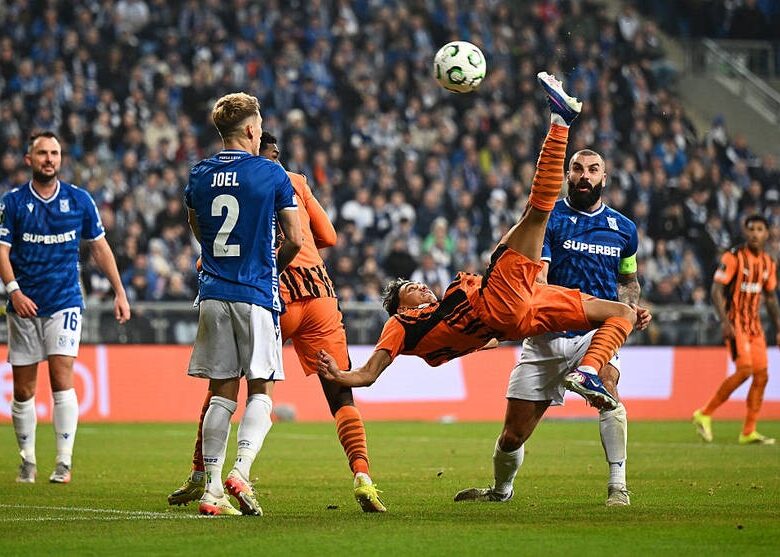 Гол хавбека Шахтаря, який забив Леху у падінні через себе, визнано кращим