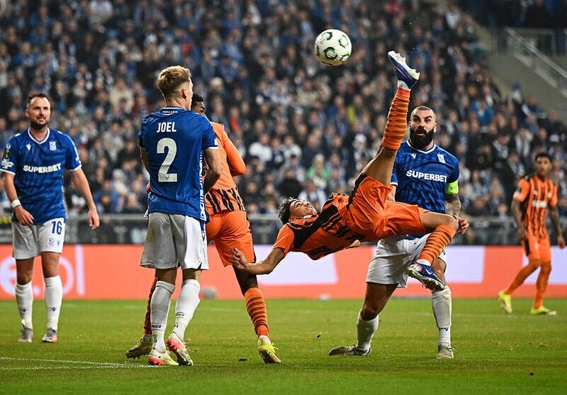 Гол хавбека Шахтаря, який забив Леху у падінні через себе, визнано кращим