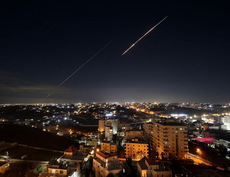 Іран вдарив ракетами по Ізраїлю: є влучання