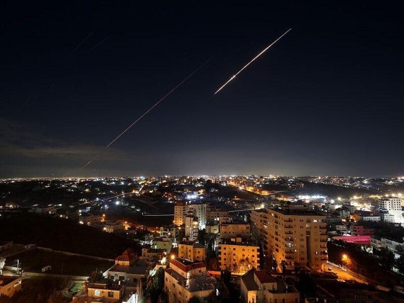 Іран вдарив ракетами по Ізраїлю: є влучання