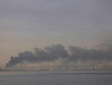 Іран влучив у судно в Дубаї: є ризик розливу нафти